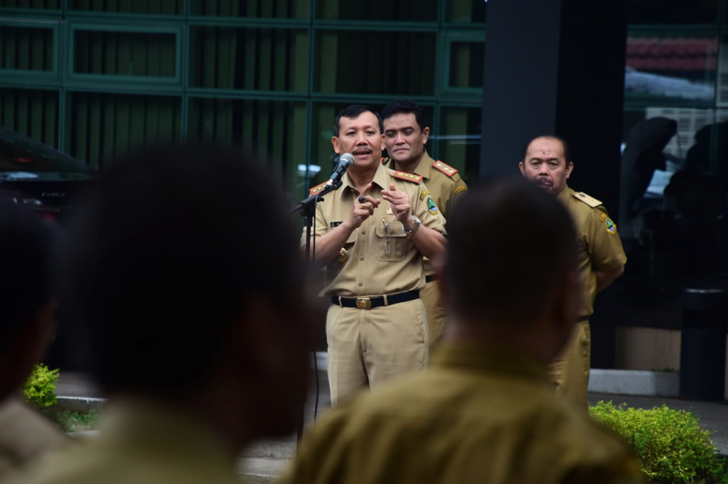 Sekda Provinsi Jawa Barat, Iwa Karniwa, memimpin apel pagi di Kantor Dinas Kehutanan Provinsi Jawa Barat, Bandung. Foto: Humas Jabar