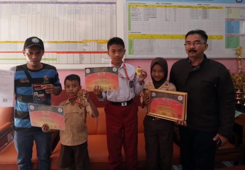 Tiga pendekar cilik Kabupaten Bnadung. Foto: Humas Pemkab Bdg