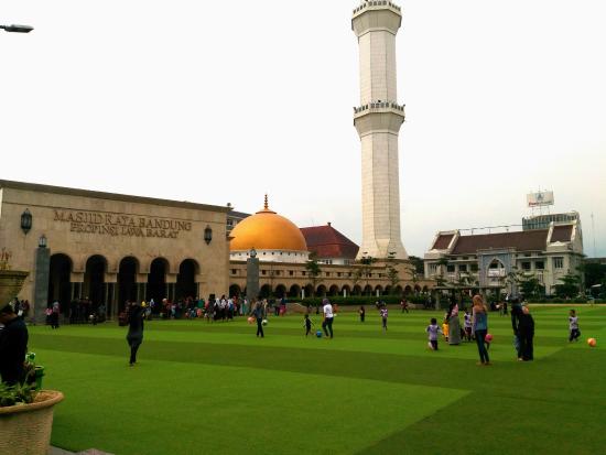 Ilustrasi Alun-alun Bandung (foto:tripadvisor.com.sg)