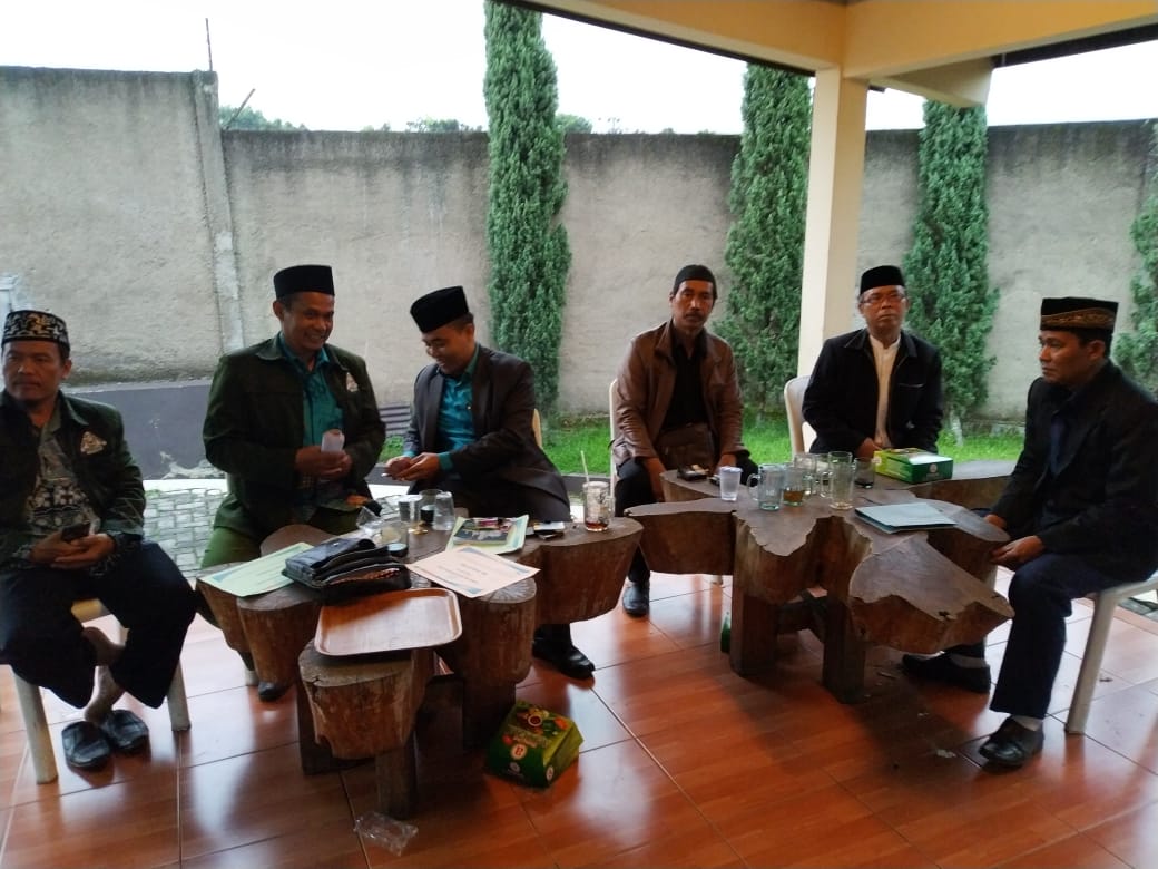 Jajaran Pengurus Lemabaga Amil Kabupaten Bandung sedang rehat di sela-sela acara Milangkala 2 Tahun LAKAB (Foto: denkur)