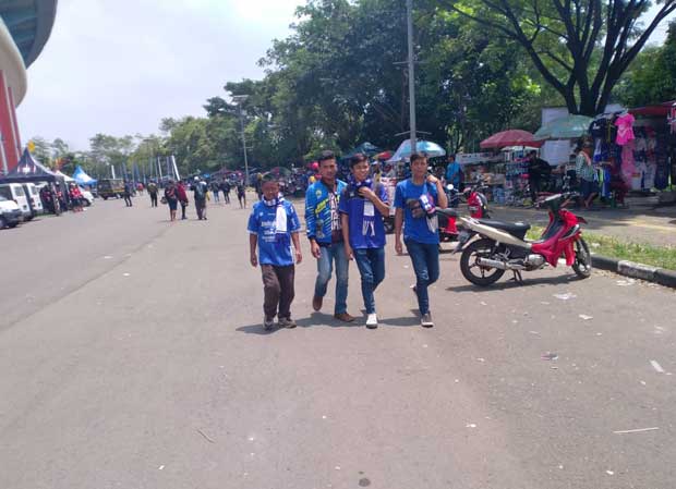 Bobotoh berdatangan ke Jalak Harupat /Foto galamedianews.com