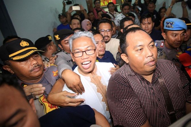 Buni Yani dieksekusi ke LP Gunung Sindur (Foto: Jawa Pos)