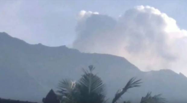 Gunung Agung Meletus. Abu vulkanik menghujani Karangasem dan sekitarnya (Foto: Sindo)