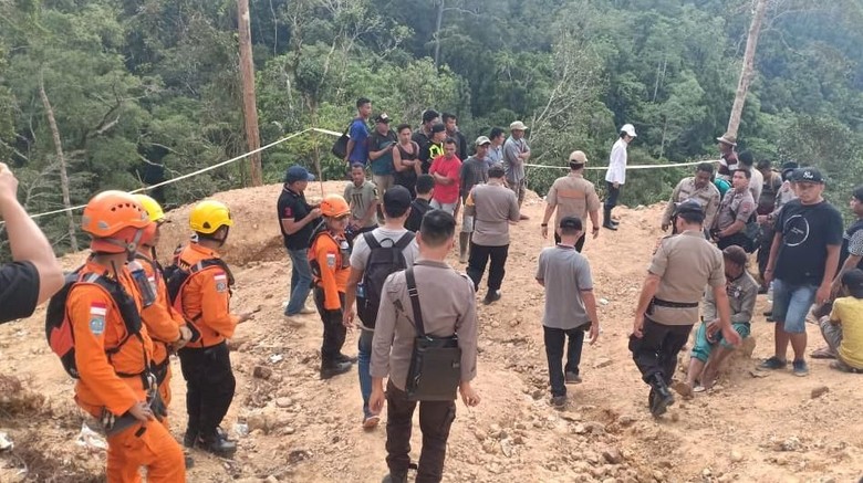 im SAR gabungan masih mengevakuasi puluhan korban yang diperkirakan tertimbun longsor di tambang emas Desa Bakan, Kecamatan Lolayan, Bolaang Mongondow (Bolmong), Sulawesi Utara/Foto: Dok. Polda Sulut/detikcom)