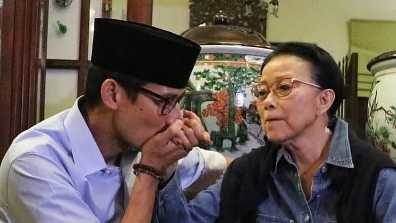 Sandiaga cium tangan ibunda Mien Uno. (Dok. Instagram Sandiaga/detikcom)