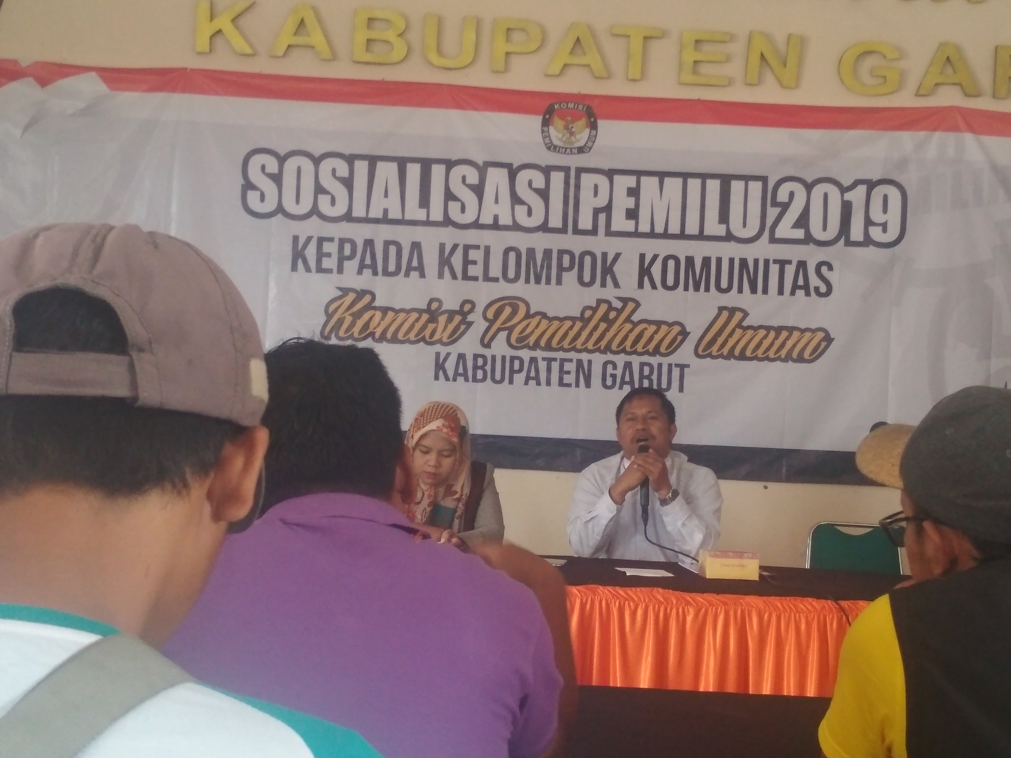 Ketua KPU Garut, Junaedin Basri bersama Komisioner KPU Divisi SDM, Nuni Nurbayani saat melakukan pertemuan dengan media di Garut, Minggu (3/3/2019).