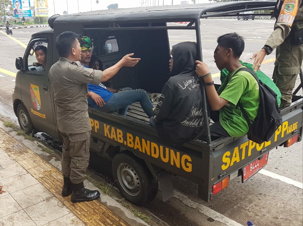 Satpol PP Kabupaten Bandung menyediakan kendaraan untuk menjemput rombongan Bonek. Foto: Humas Pemkab Bandung