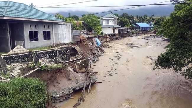 Banjir bandang di Sentani, Papua. (Edward Hehareuw/via REUTERS/CNN)