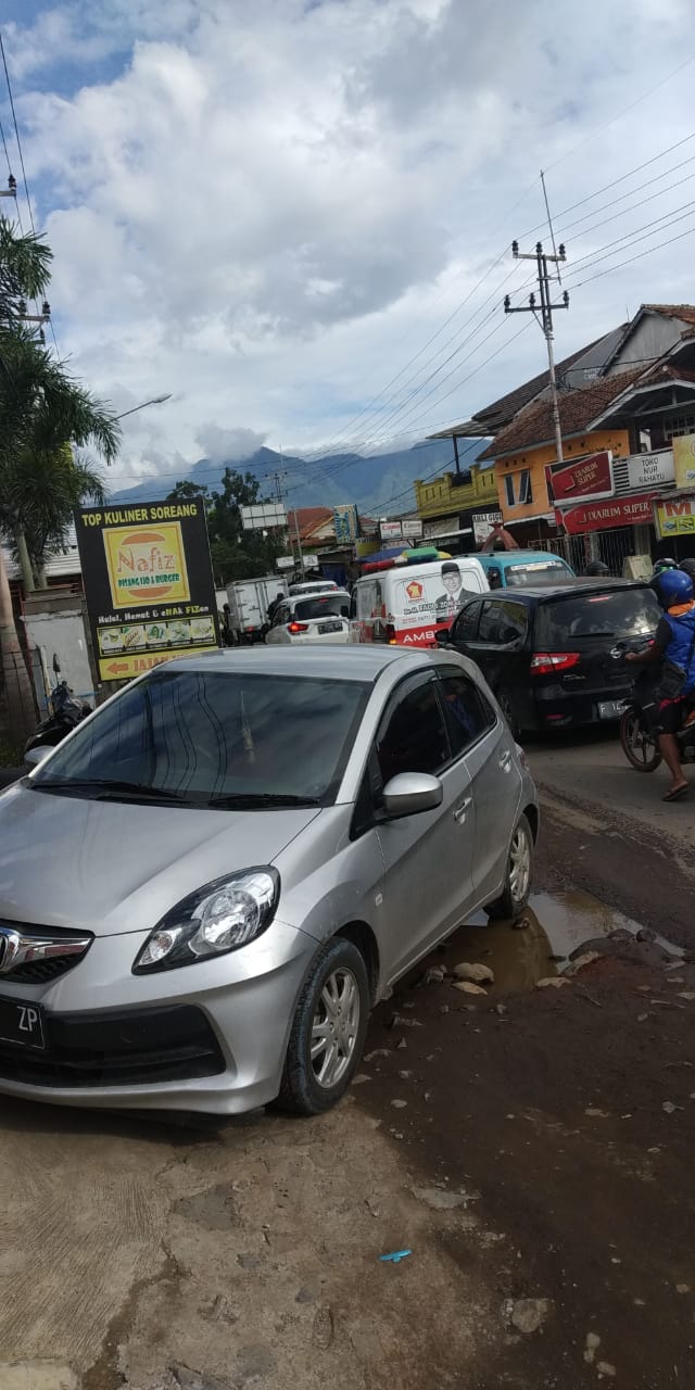 Arus lalu lintas Cangkuang - Soreang setiap hari macet (Foto: Isma Kharisma)