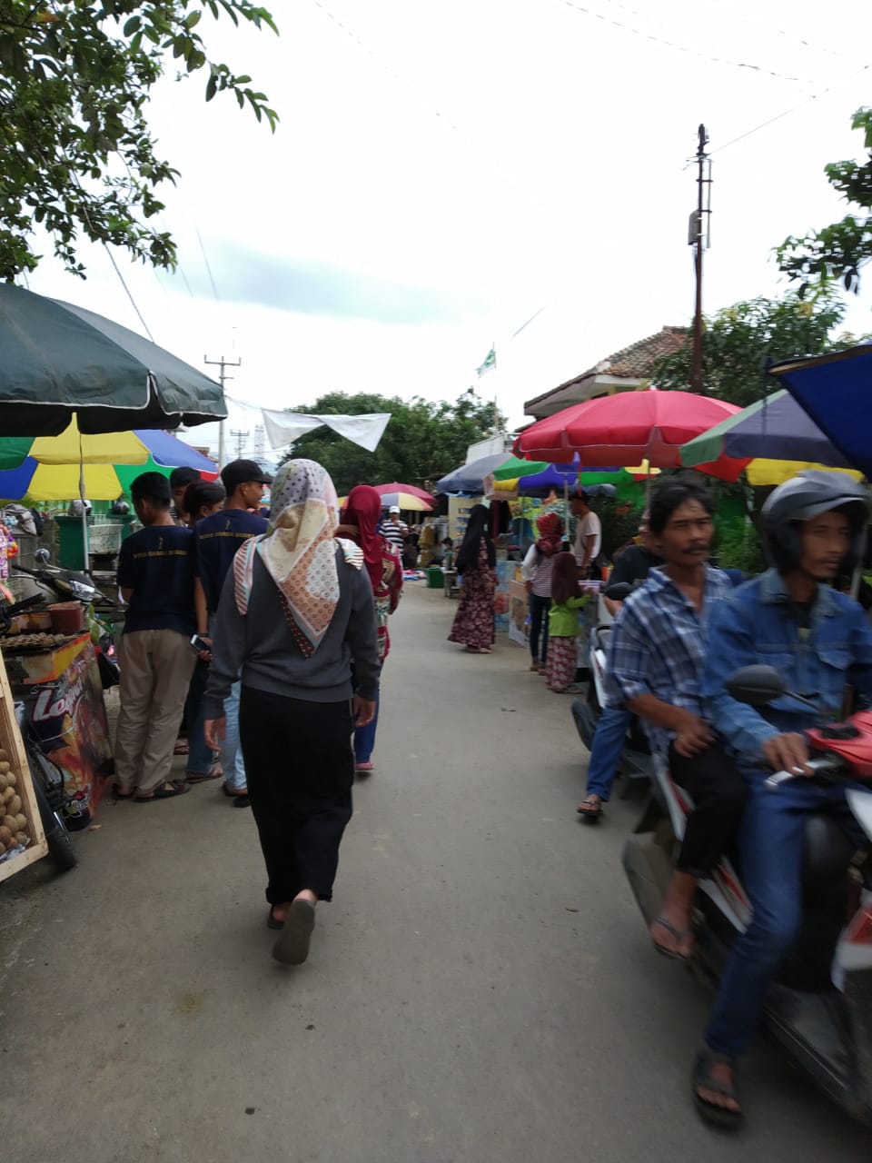 Pasar Jumat di Cirengit memberi manfaat bagi masyarakat (Foto: Isma Kharisma)