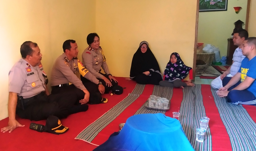 Kapolres Cianjur, AKBP Soliyah, melayat ke kediaman salah seorang petugas KPPS yang meninggal dunia di Kecamatan Karangtengah, Cianjur. Foto: dara.co.id/Purwanda 