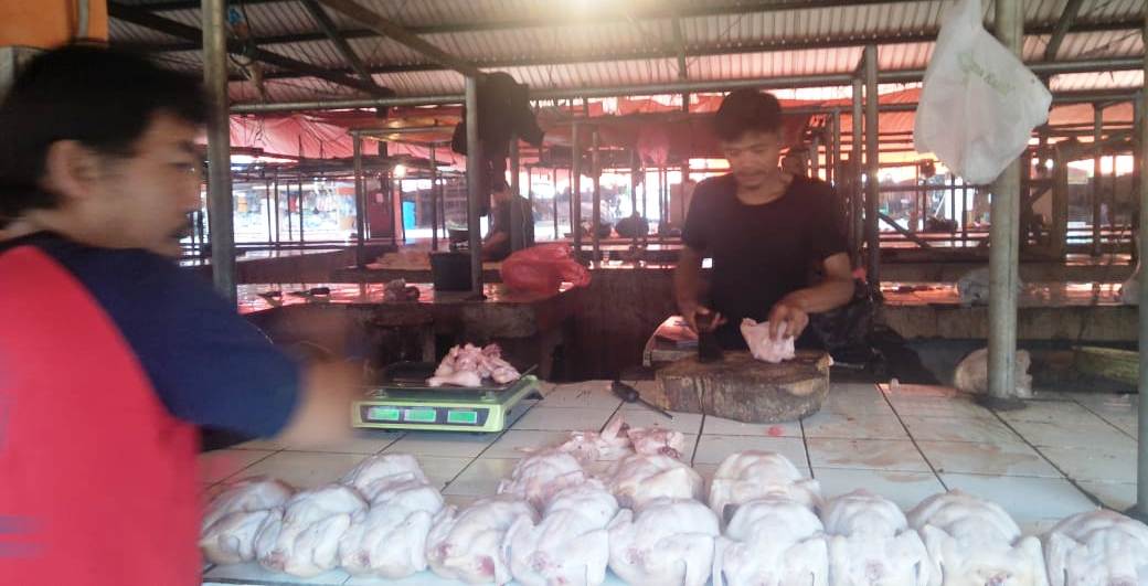 Penjual daging ayam di Pasar Induk Pasirhayam, Cilaku, Cianjur sedang melayani pembeli. Saat ini harga komoditas itu masih terpantau normal. Foto: dara.co.id/Purwanda 