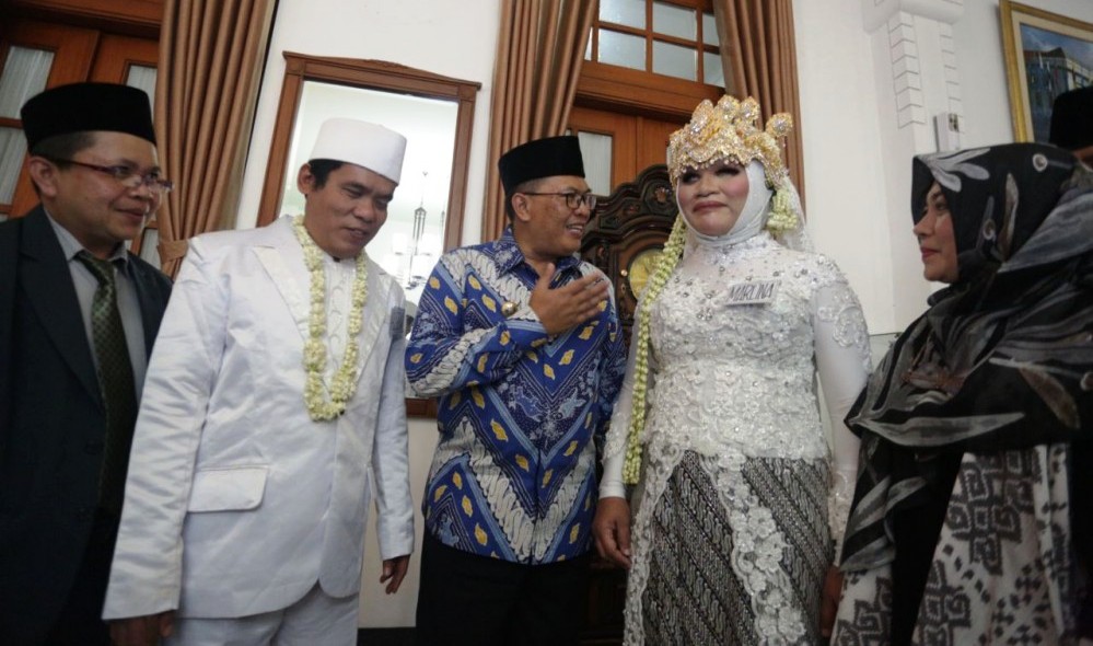 Wali Kota Bnadung, Oded M Dania, bersama salah satu pasangan pengantin bari. Foto: Humas Pemkot Bdg