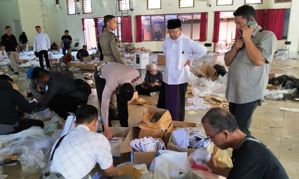 Plt Cianjur, Herman Suherman, meninjau kegiatan di Gudang Logistik Pemilu 2019 KPU Kabupaten Cianjur. Foto: dara.co.id/Purwanda