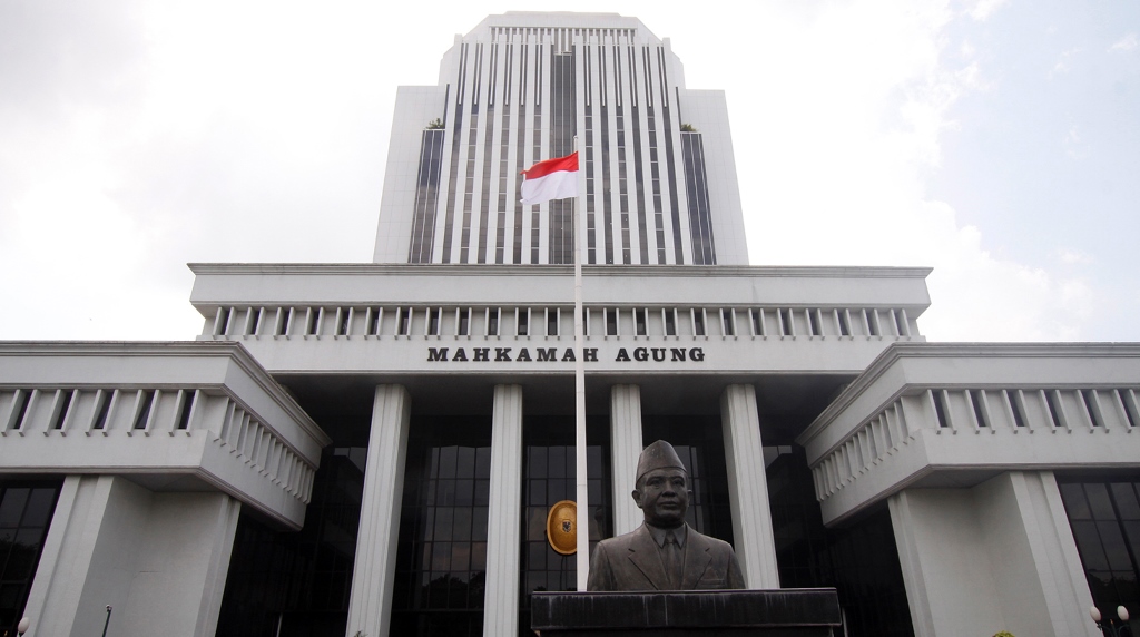 GEDUNG MAHKAMAH AGUNG: Suasana gedung Mahkamah Agung (MA) di Jakarta,
Senin (3/7). Sejumlah pengamat hukum tata negara menyarankan agar MA
menunda proses rekrutmen hakim. Rencananya penerimaan calon hakim akan
dilaksanakan pada pertengahan Juli 2017. FOTO: MI/ BARY FATHAHILAH