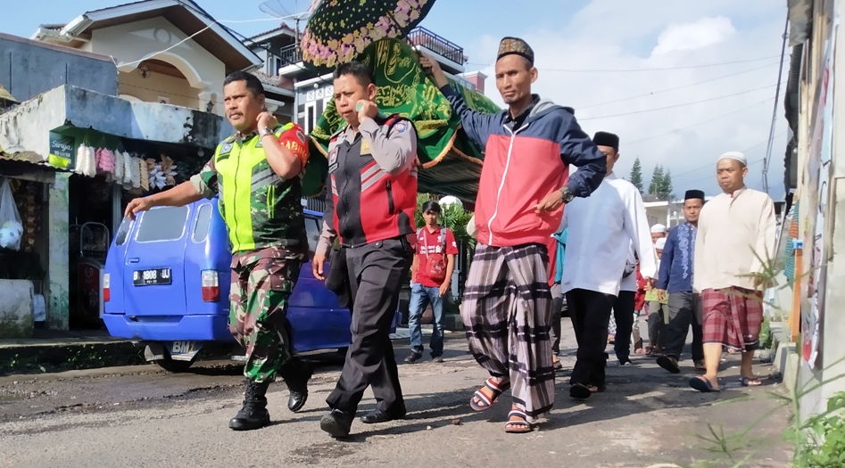 ILUSTRASI. Personel Babinsa dan Bhabinkamtibmas Desa Cimacan, Kecamatan Cipanas, Kabupaten Cianjur, mengusung jenazah Anne yang “gugur” saat menjalankan tugasnya sebagai anggota di salah satu KPPS Kabupaten Cianjur. Foto: dara.co.id/Purwanda