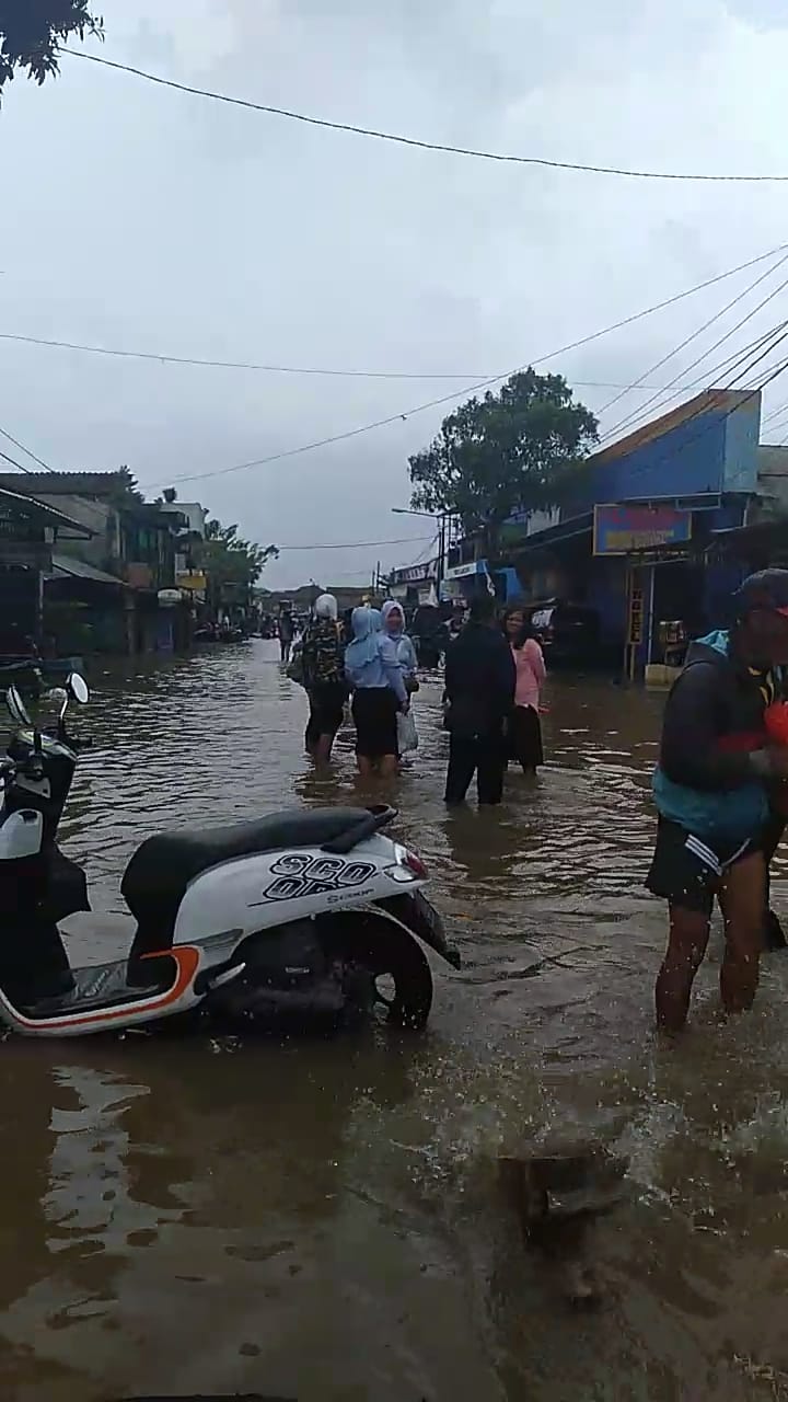 Banjir masih menggenangi Jalan Raya Baleendah Kabupaten Bandung (Foto: Isma Kharisma)