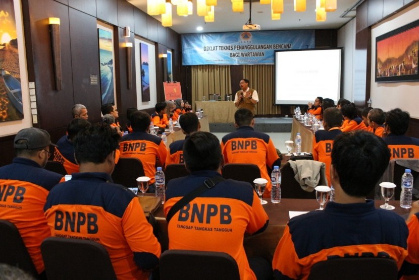 Deputi I Bidang Pencegahan dan Kesiapsiagaan BNPB, Wisnu Widjaja saat menjelaskan tentang kesiapsiagaan bencana di diklat teknis pemanggulangan bencana bagi wartawan, Rabu (24/4) di Bandung (Foto: BNPB)