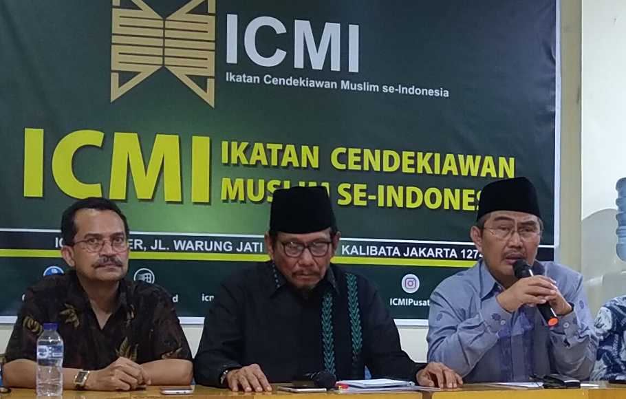 Ketua Ikatan Cendekiawan Muslim Indonesia atau ICMI, Jimly Asshiddiqie (kanan) saat konferensi pers di Jakarta, Senin, 22 April 2019. ( Foto: Beritasatu Photo / Yeremia Sukoyo/Suara Pembaruan )