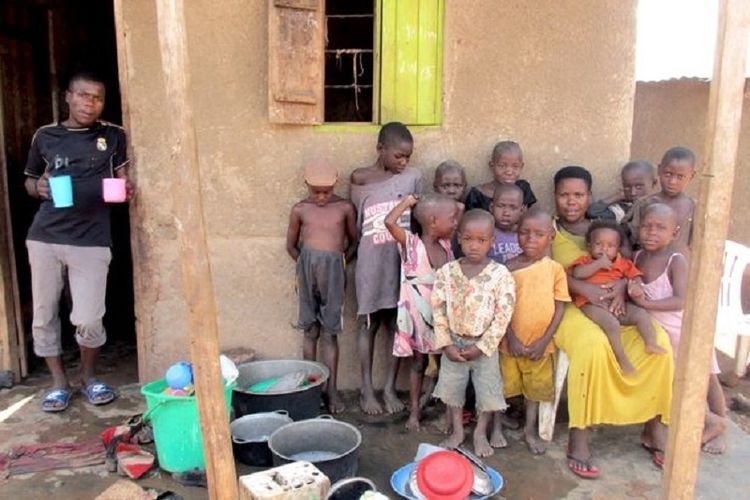 Beginilah kondisi sebagian anak-anak Mariam Nabatanzi, seorang perempuan asal Uganda. Dia memiliki 44 orang anak dengan anak tertuanya berusia 23 tahun (berdiri di kiri).(Mirror/Alamy/kompas)