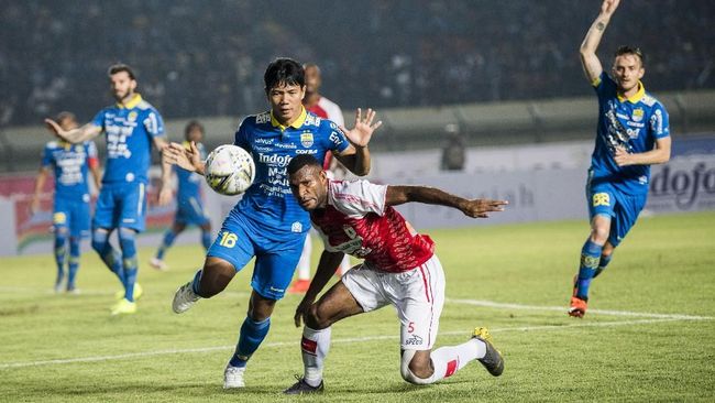 Ahmad Jufriyanto dan Marinus Wanewar berduel di kotak penalti. (ANTARA FOTO/M Agung Rajasa)