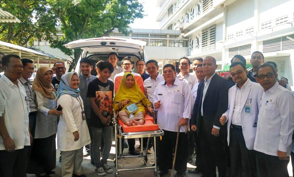 Aminah diapit putra sulungnya, Dede Ridwan Kepala Disnakertrans, Mochammad Ade Afriandi, sesaat sebelum diberangkatkan ke kampung halamnnya. Turut Mendampingi pula jajaran tim Medis RSUD AL Ihsan, serta unsur Pemkab Cianjur. Foto: Disnaketrans Jabar