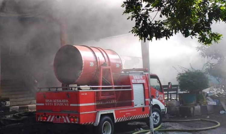 Kepulan asap masih terlihat di lokasi kebakaran Pasar Kosambi, Senin (20/5/2019). Petugas masih mencari titik api yang diperkirakan masih ada di sana. Foto: Diskar PB Kota Bdg