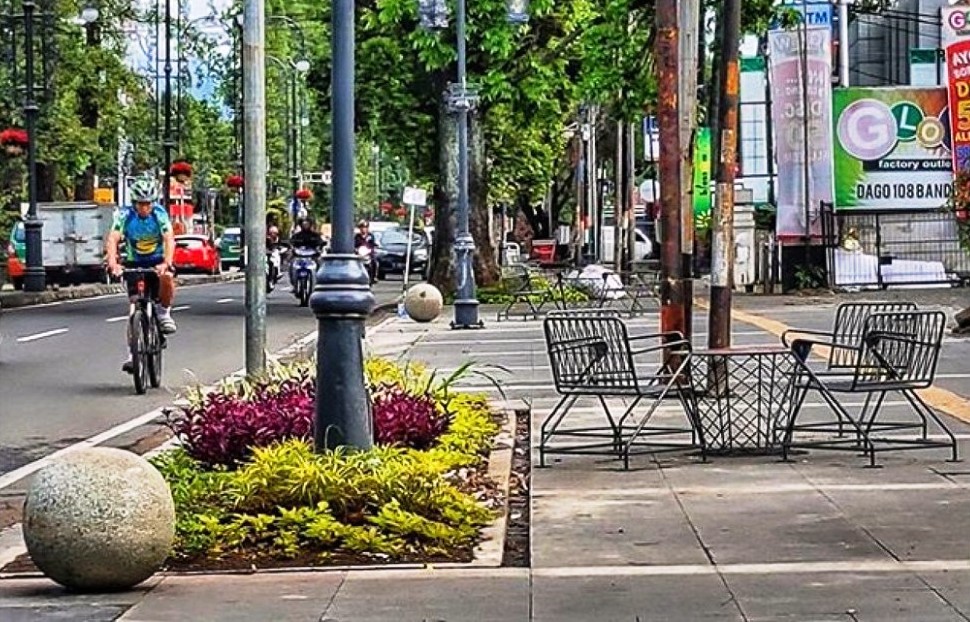 Trotoar Jalan Dago yang ditata apik, membuat nyaman bagi pejalan kaki. Foto: ist/humas pemkot Bdg