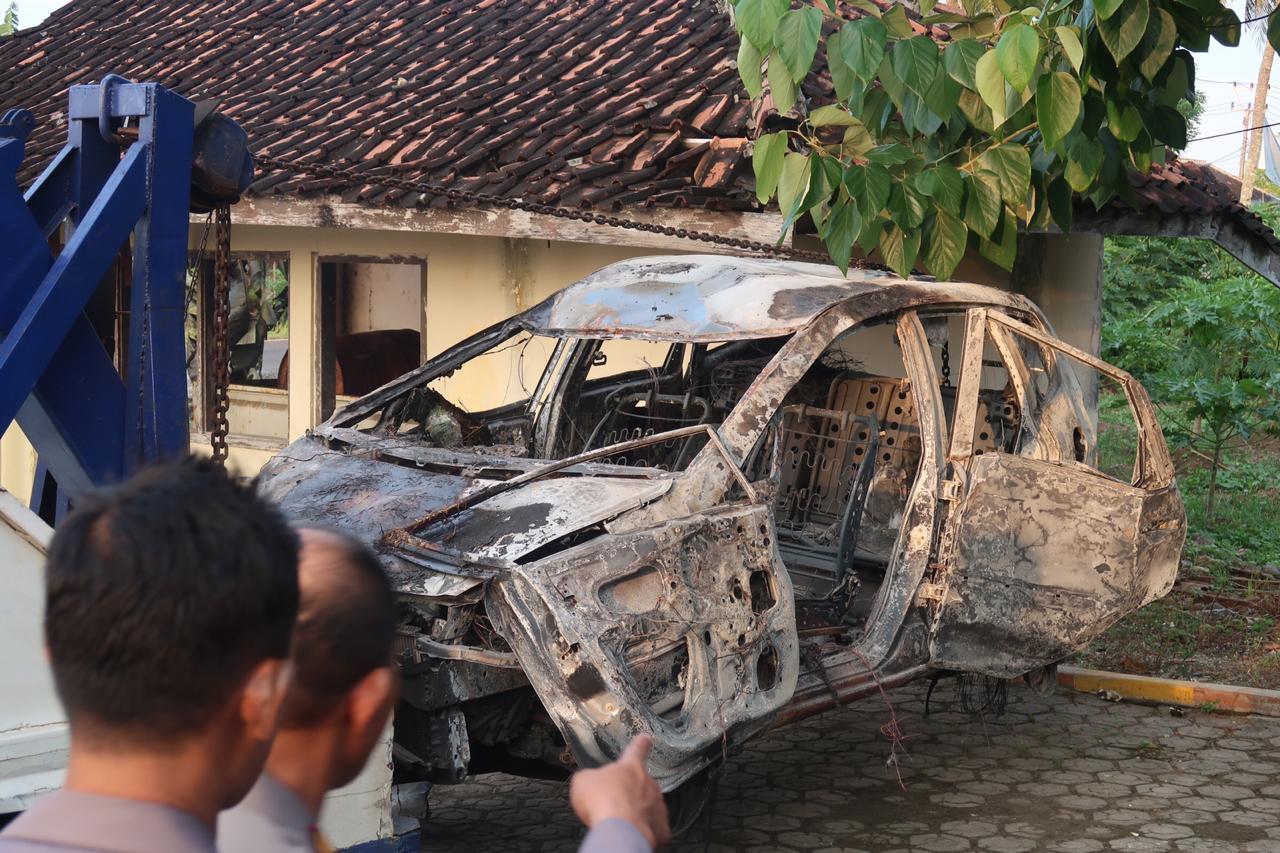 Mobil yang diduga menabrak warga hingga tewas,  dibakar warga. Foto-foto: dara.co.id/Purwanda