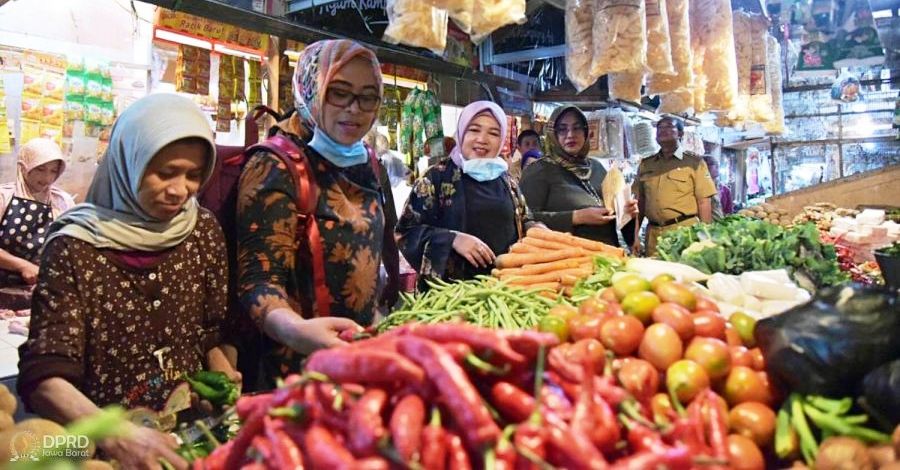 Wakil Ketua Komisi II DPRD Provinsi Jawa Barat, Ijah Hartini, sidak harga bahan pokok di Pasar Tanjungsari, Kabupaten Sumedang. Foto: Humas DPRD Jabar