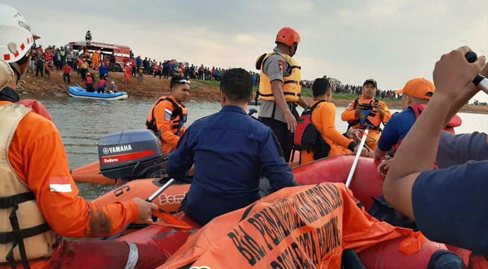 Tim Diskar PB Kota Bandung yang tergabung dalam SAR Gabungan berhasil menemukan jasad korban tenggelam. Foto: Humas Pemkot Bdg