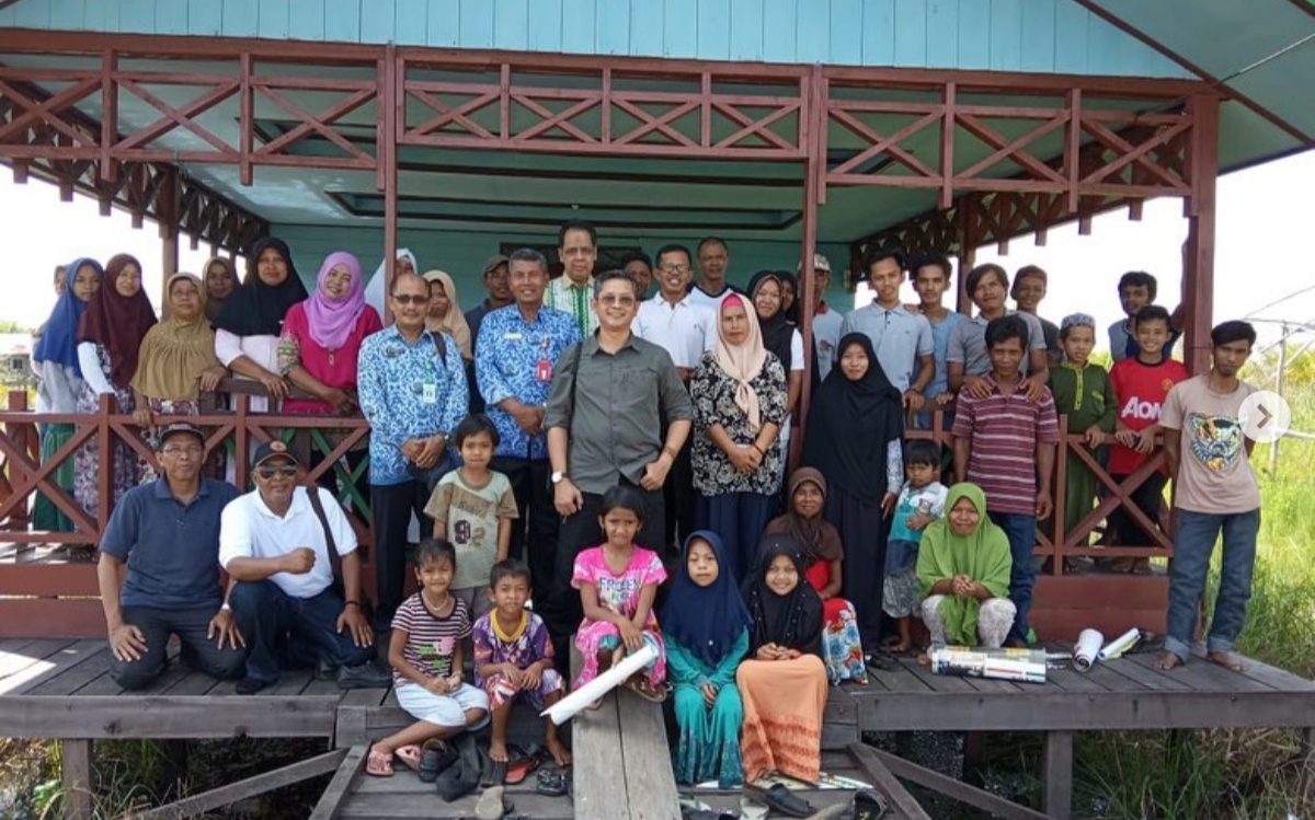 Kadisnakertrans Provinsi Jawa Barat, Mochammad Ade Afriandi (berdiri di depan, ke tiga dari kiri) di tengah transmigran asal Jawa Barat. Foto: IG disnakertransjabar 