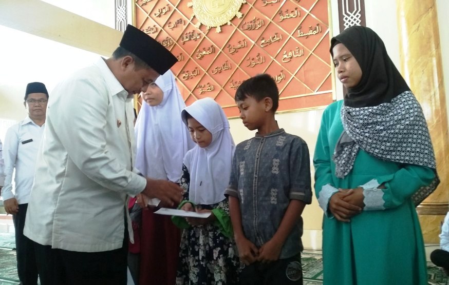 Wakil Gubernur Jawa Barat, UU Ruzhanul Ulum memberikan santunan kepada anak yatim piatu dan kaum dhuafa pada acara Safari Ramadan di Masjid Ash-Shiddiq, Ngamprah, Kabupaten Bandung Barat, Rabu (8/5/2019). Foto: Zein