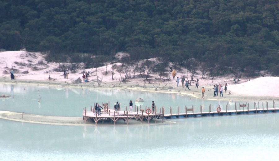 Objek wisata alam Kawah Putih di Kecamatan Rancabali, Kabupaten Bandung, Jawa Barat. Foto: dara.co.id/Zein