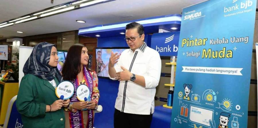 Pemimpin Divisi Dana dan Jasa Konsumer Bank Bjb, Hakim Putratama (kanan), berbincang dengan
salah satu Duta literasi dan Inklusi Keuangan, Azura Nur Azizah (tengah), dan mahasiswa berbincang  seusai acara AkSiMuda Menabung untuk Semua 2019, di Auditorium BPPT, Jakarta, Selasa (30/7/2019). Foto: Bank bjb