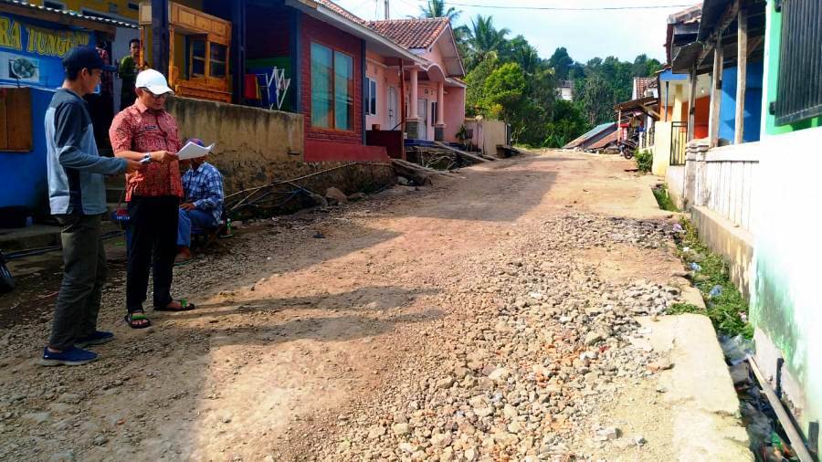 Jalan di Desa Bojongkoneng, Kecamatan Ngamprah, Kabupaten Bandung Barat, Jawa Barat, mulai diperbaiki tahun ini. Sebelumnya, jalan tersebut rusak parah selama bertahun-tahun. Foto: dara.co.id/ Muhammad Zein 