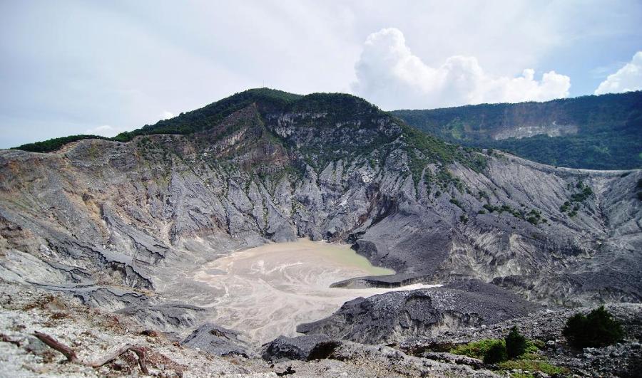 Salah satu objek wisata KBB,Kawah Gunung Tangkubanparahu. Foto: disparbud.jabarprov.go.id 