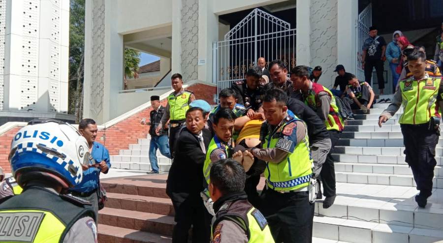 Evakuasi jenazah almarhum Aiptu Cecep Suherlan, dari dalam masjid menuju ambulance. Foto: Istimewa