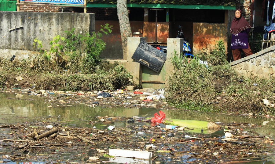 ILUSTRASI.Tumpukan sampah mengambang terbawa arus di Sungai Citarum. Foto: dara.co.id/Zein
