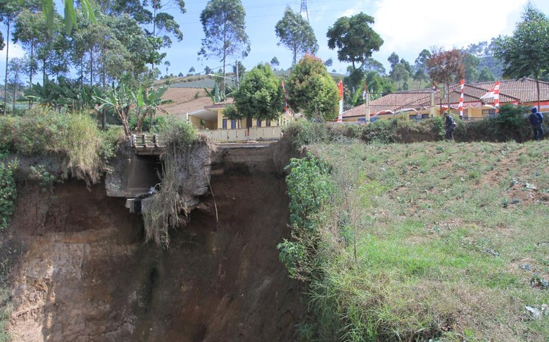 Longsoran di Kertasari Kabupaten Bandung sudah empat bulan belum diperbaiki (Foto: screenshot detikcom)