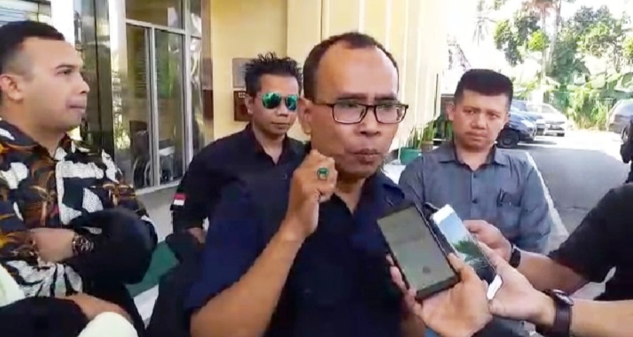 : Zulkarnaen, kuasa hukum terdakwa, Ridwan Mubarok, di wawancara wartawan di Pengadilan Negeri Cianjur. Foto: dara.co.id/Purwanda