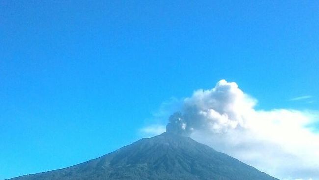 Ilustrasi Gunung Kerinci (Foto: BMKG/CNNIndonesia)