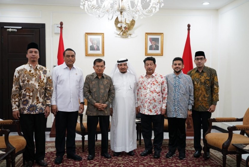 Wakil Presiden Jusuf Kalla saat menerima Pimpinan Yayasan Museum As-salamu Alaika Ayyuha An-Nabiy di Kantor Wakil Presiden, Jakarta (Foto: dok setwapres)