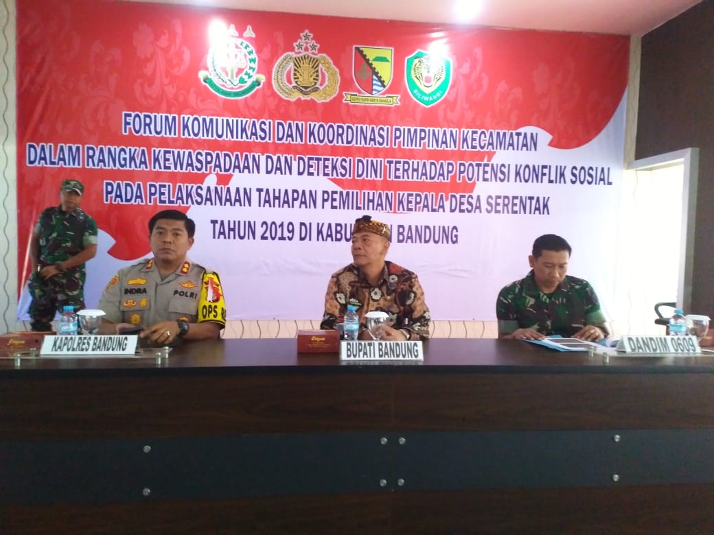 Sekda, Teddy Kusdiana dalam acara Forum Komunikasi dan Koordinasi Pimpinan Kecamatan dalam Rangka Kewaspadaan dan Deteksi Dini Terhadap Potensi Konflik Sosial pada Pelaksanaan Tahapan Pemilihan Kepala Desa Serentak 2019, di Kabupaten Bandung (Foto: galamedianews)