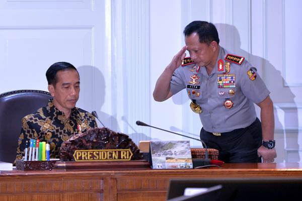 Kapolri Jenderal Pol Tito Karnavian (kanan) memberi hormat kapada Presiden Joko Widodo sebelum rapat terbatas di Kantor Presiden, Jakarta, Senin (16/4). Rapat terbatas tersebut membahas tentang penyediaan rumah bagi aparatur sipil negara (ASN), TNI dan Polri. ANTARA FOTO/Wahyu Putro A/pras/18