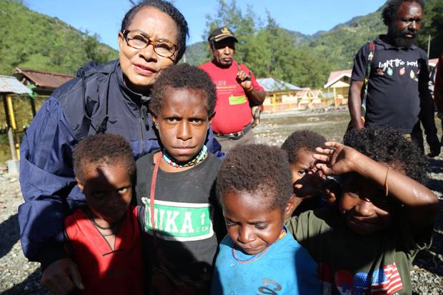 Menteri Perlindungan Perempuan dan Anak, Yohana Yembise dan anak-anak Papua (Foto: Sindonews)