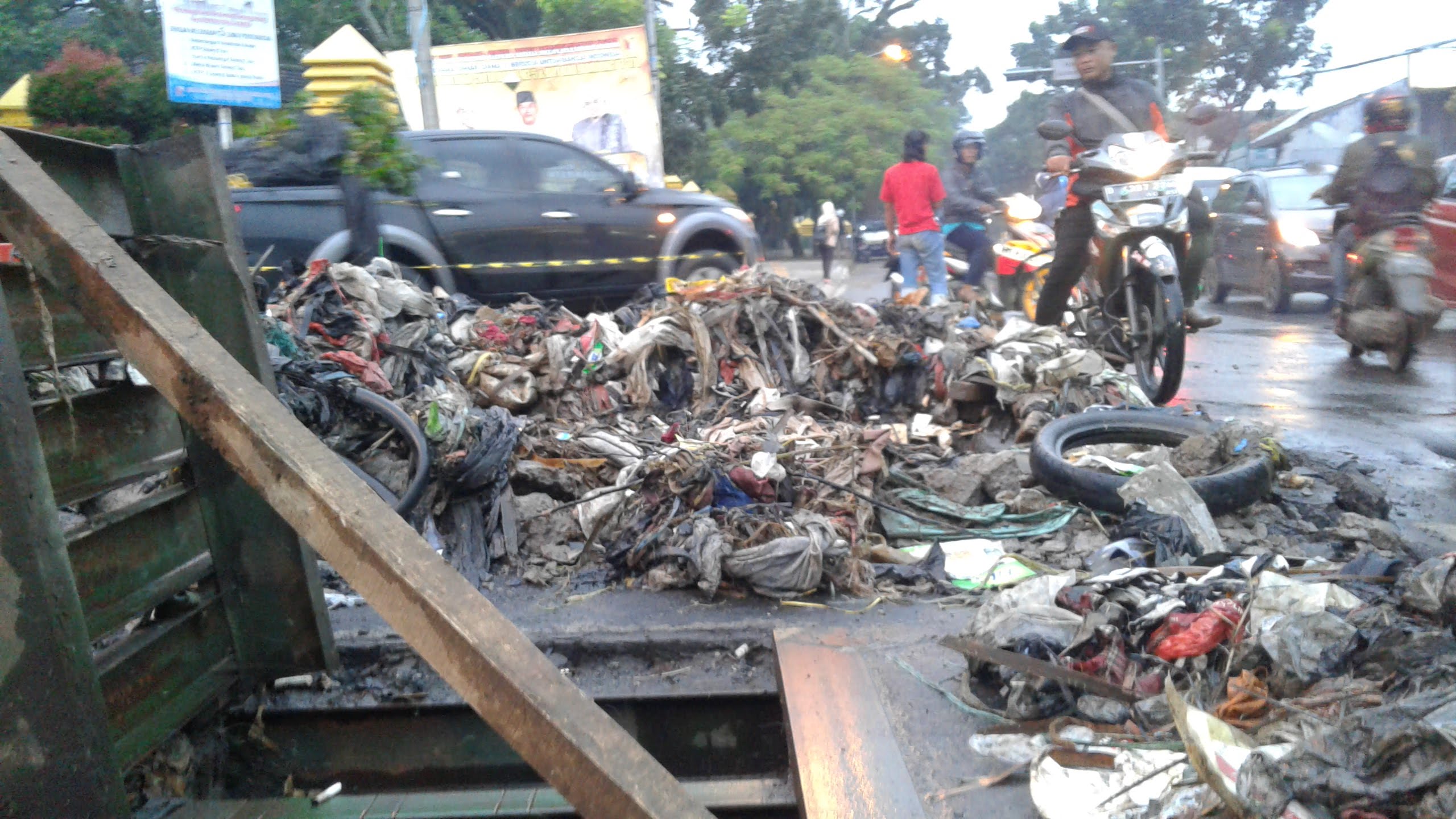 Inilah penampakan tumpukan sampah di drainase pertigaan Al Fathu (Foto: Fattah)