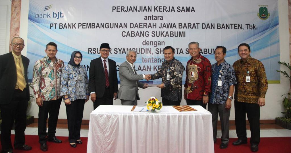 Kerjasama piloting layanan bjb HOPE, ditandai dengan penandatanganan Perjanjian Kerjasama tentang Layanan Pengelolaan Keuangan Rumah Sakit antara  bank bjb dengan RSUD R. Syamsudin SH., Kota Sukabumi  oleh Pimpinan bank bjb Cabang Sukabumi, Graha Noviana, dan Direktur RSUD R. Syamsudin SH., Kota Sukabumi, dr. Bahrul Anwar, M.K.M., Kamis (15/08/19). Foto: bank bjb