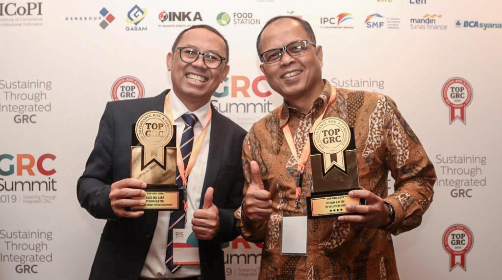 DIREKTUR Kepatuhan bank bjb, Agus Mulyana (Kiri), dan Pemimpin Divisi Kepatuhan & APU-PPT, Cecep Trisna (kanan), menerima penghargaan TOP GRC 2019. bank bjb menerima penghargaan sebagai perusahaan #4 Star TOP GRC 2019. Agus Mulyana juga dinobatkan sebagai The Most Committed GRC Leader 2019 dalam ajang ini, di Jakarta (22/8). Foto: bank bb
