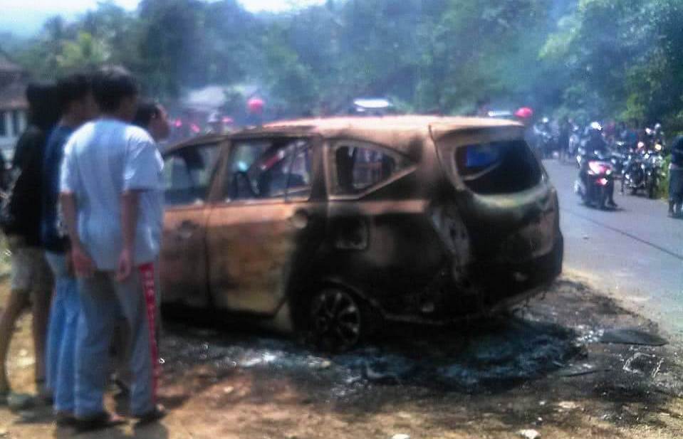 Foto-foto: Dua orang terpanggang di dalam mobil ini, Minggu (25/08/2019) siang. Foto: dara.co.id/Riri